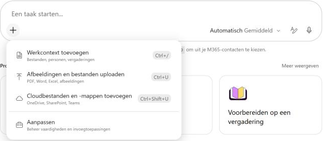 Het geopende plusmenu onder het taakveld van Cowork, met Werkcontext toevoegen, Afbeeldingen en bestanden uploaden, Cloudbestanden en -mappen toevoegen, en onderaan Aanpassen met de tekst Beheer vaardigheden en invoegtoepassingen.